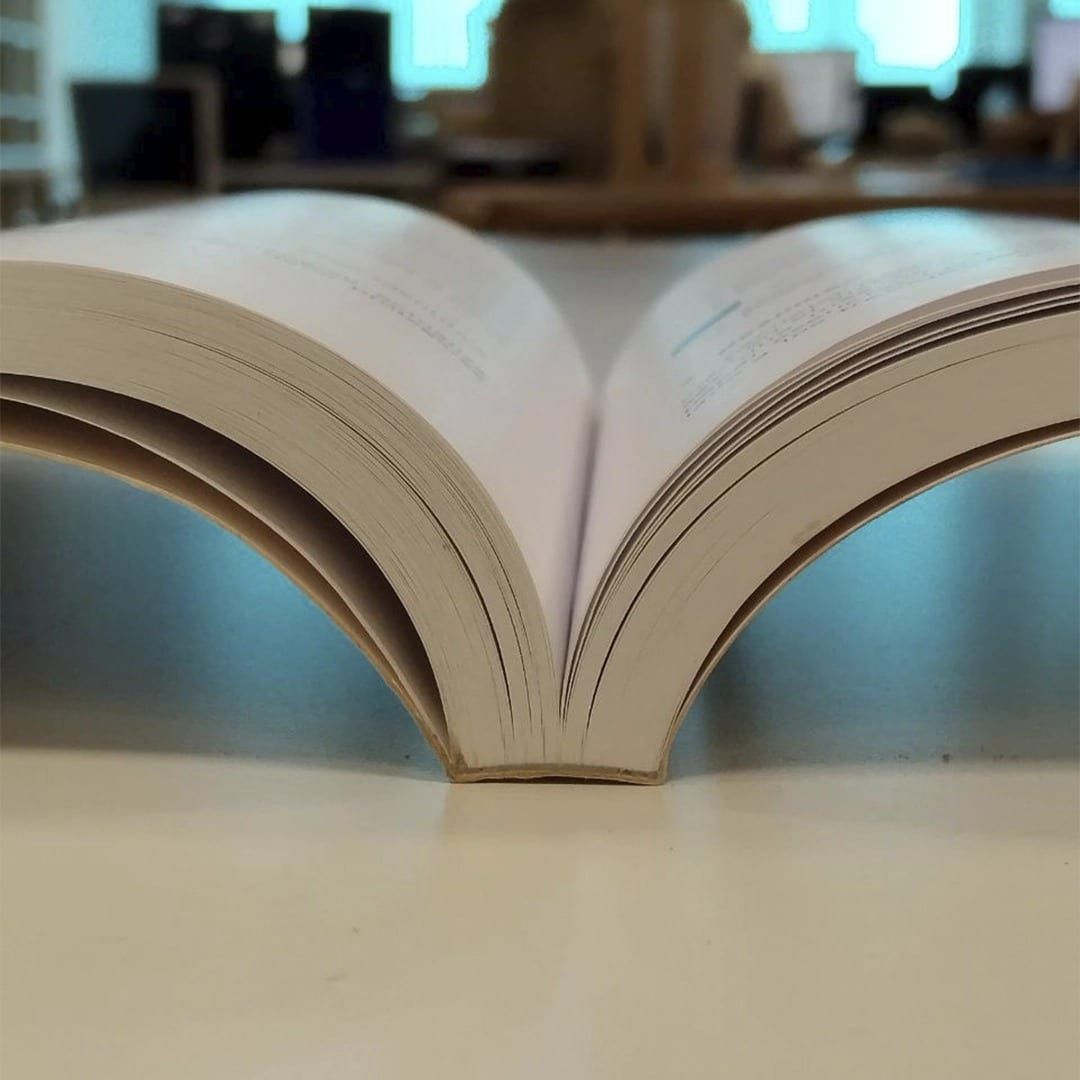 Libro con encuadernación rústica pegada con fresado y pega hot melt, sin costura, elaborado en Rocco Gráficas Medellín