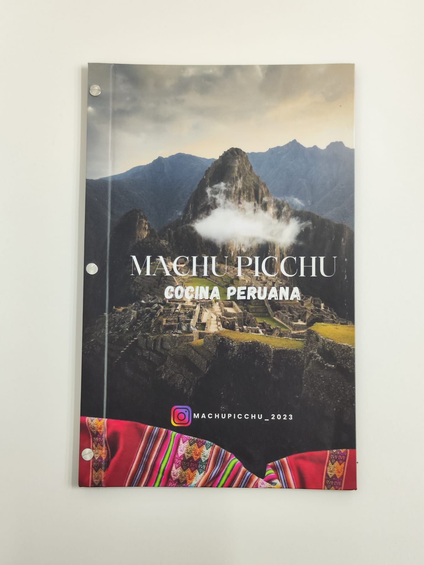 Carta de restaurante encuadernada con tornillos metálicos, portada a color del restaurante de cocina peruana Machu Picchu