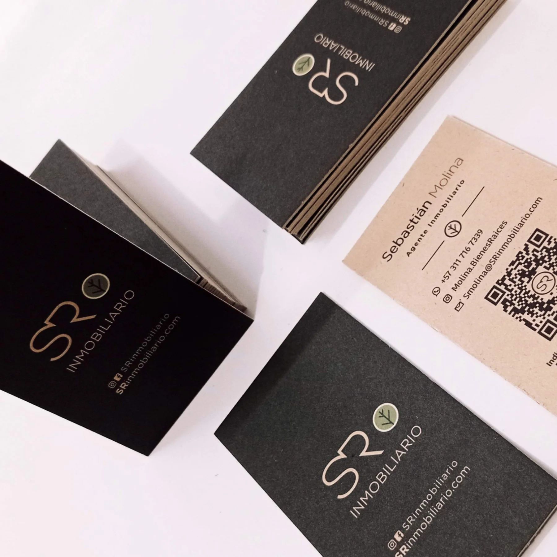 Business cards with foil and embossed finishes printed by Rocco Gráficas
